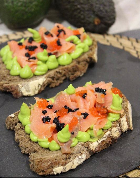 TOSTADA CON CREMA DE AGUACATE CON SALMÓN Y HUEVAS