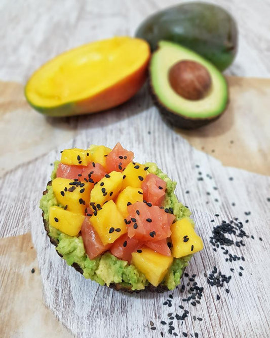 AGUACATES RELLENOS DE SALMÓN Y MANGO