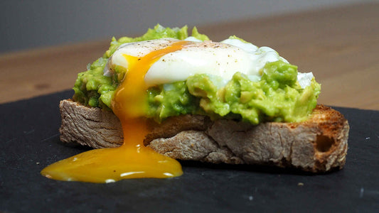 TOSTADA DE AGUACATE Y HUEVO A BAJA TEMPERATURA