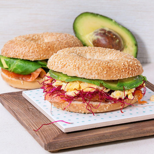 BAGEL DE HUEVOS REVUELTOS CON SALMÓN AHUMADO Y AGUACATE