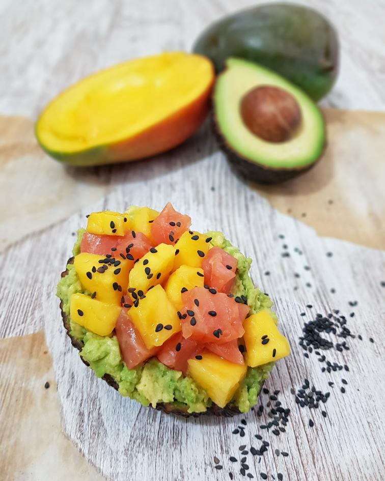AGUACATES RELLENOS DE SALMÓN Y MANGO
