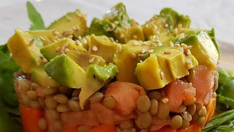 TARTAR DE TOMATE Y AGUACATE CON LENTEJAS