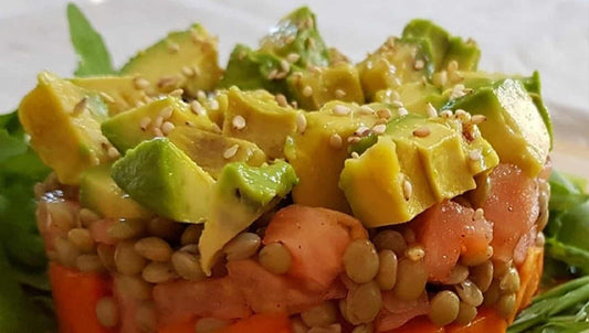 TARTAR DE TOMATE Y AGUACATE CON LENTEJAS